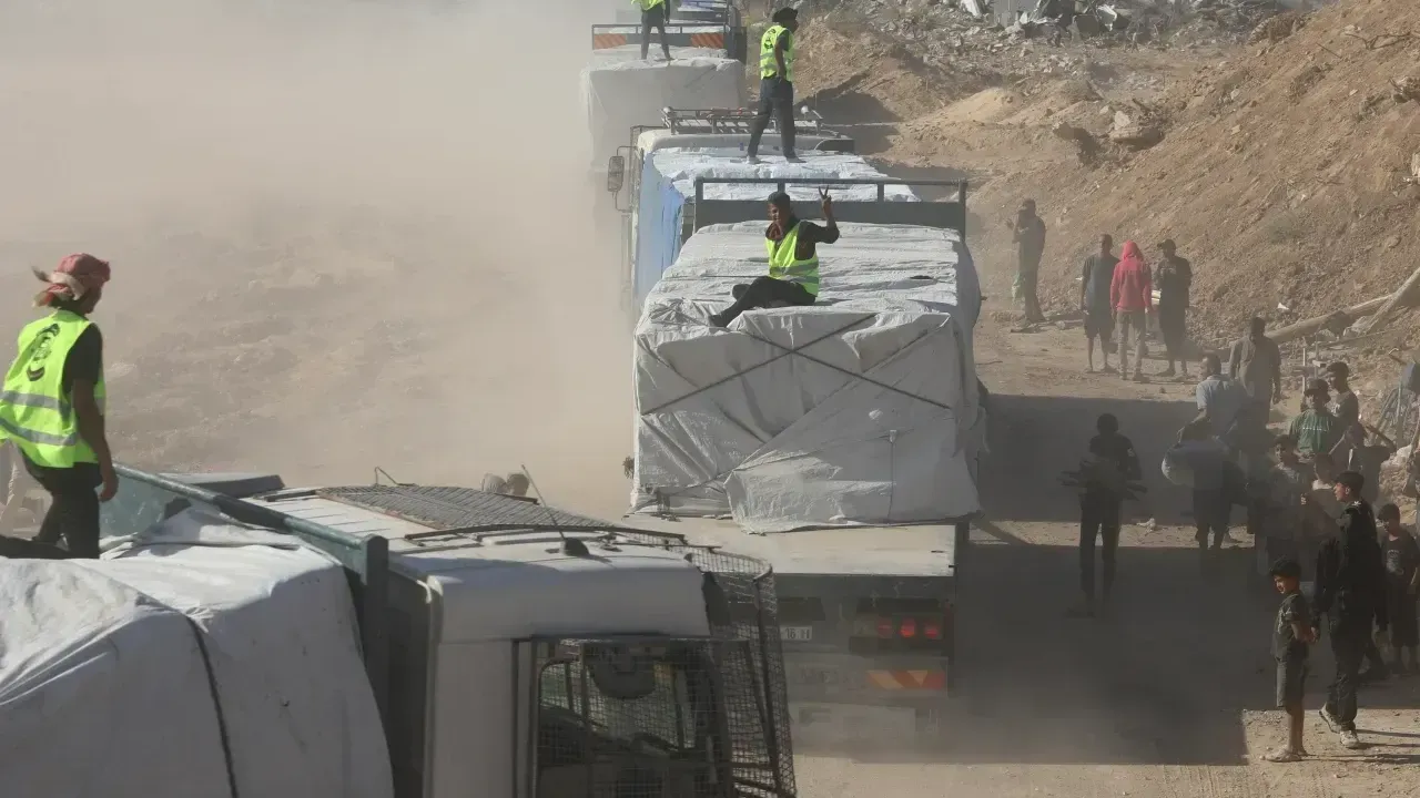 Filistinli tüccarlara ait gıda ve meyve yüklü tırlar, Gazze Şeridi'ne giriş yaptı