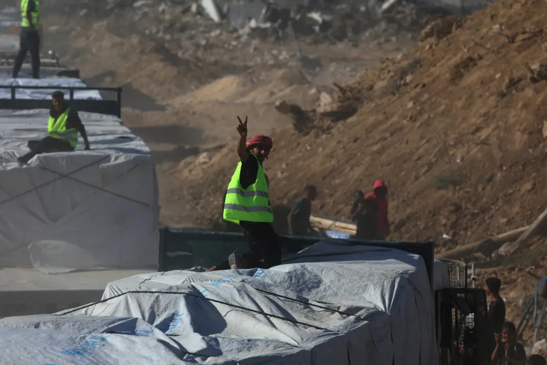 Filistinli tüccarlara ait gıda ve meyve yüklü tırlar, Gazze Şeridi'ne giriş yaptı