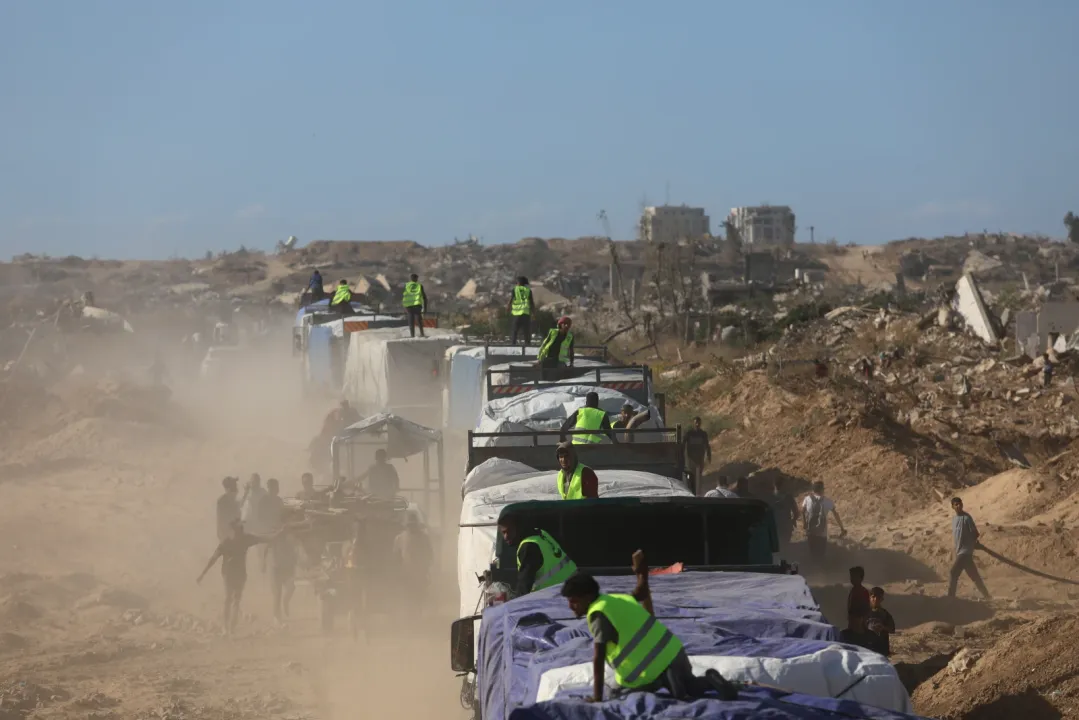 Filistinli tüccarlara ait gıda ve meyve yüklü tırlar, Gazze Şeridi'ne giriş yaptı