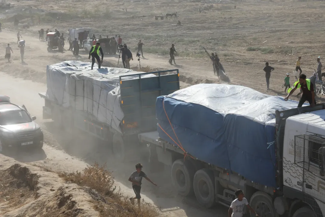 Filistinli tüccarlara ait gıda ve meyve yüklü tırlar, Gazze Şeridi'ne giriş yaptı