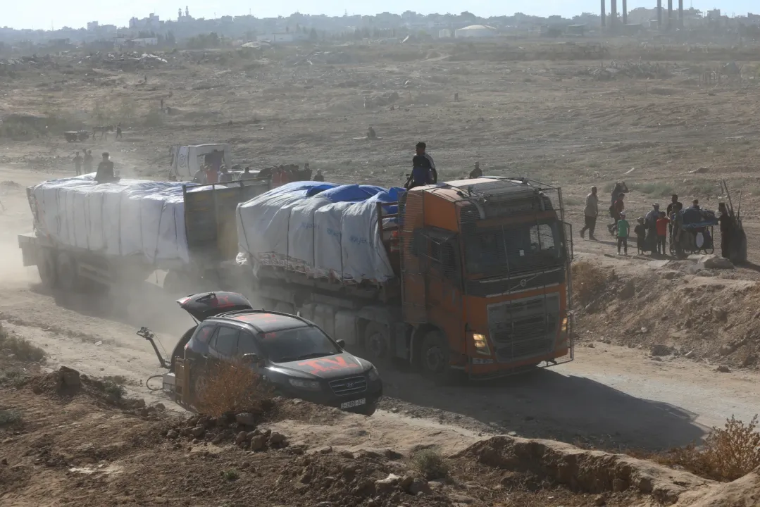 Filistinli tüccarlara ait gıda ve meyve yüklü tırlar, Gazze Şeridi'ne giriş yaptı