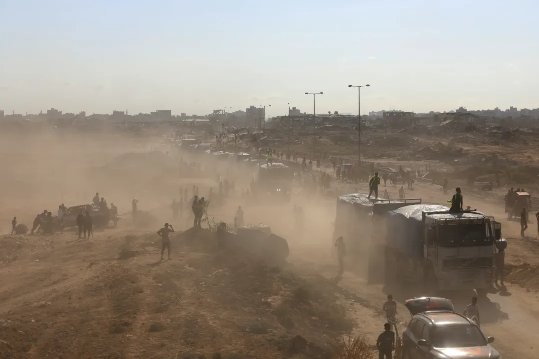 Filistinli tüccarlara ait gıda ve meyve yüklü tırlar, Gazze Şeridi'ne giriş yaptı