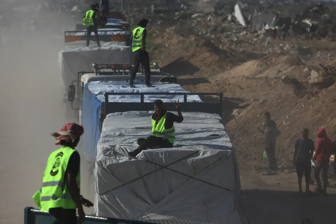 Filistinli tüccarlara ait gıda ve meyve yüklü tırlar, Gazze Şeridi'ne giriş yaptı