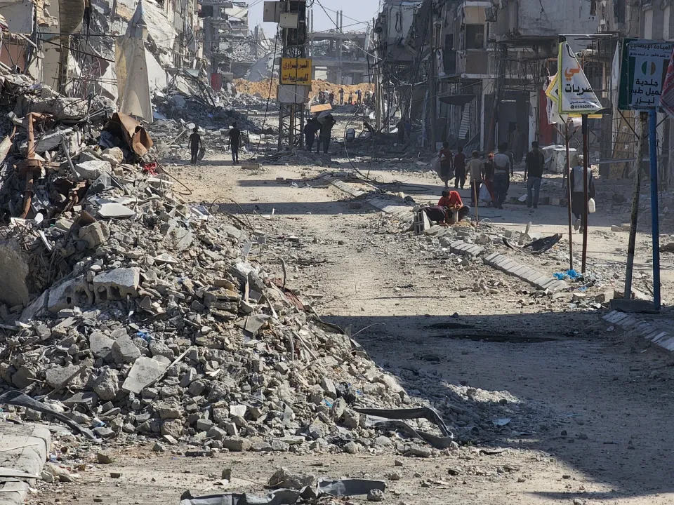 Gazze'de ateşkesin yürürlüğe girmesiyle Filistinliler Han Yunus kentindeki evlerine dönmeye başladı