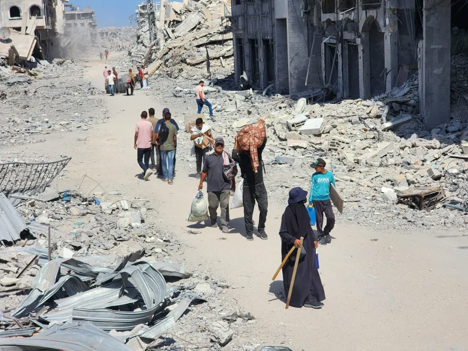 Gazze'de ateşkesin yürürlüğe girmesiyle Filistinliler Han Yunus kentindeki evlerine dönmeye başladı