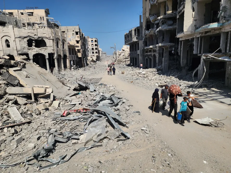 Gazze'de ateşkesin yürürlüğe girmesiyle Filistinliler Han Yunus kentindeki evlerine dönmeye başladı