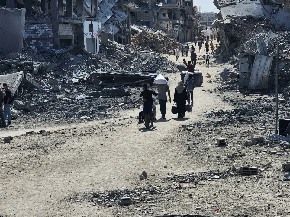 Gazze'de ateşkesin yürürlüğe girmesiyle Filistinliler Han Yunus kentindeki evlerine dönmeye başladı