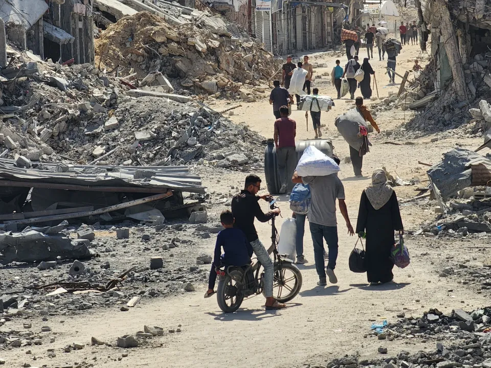 Gazze'de ateşkesin yürürlüğe girmesiyle Filistinliler Han Yunus kentindeki evlerine dönmeye başladı