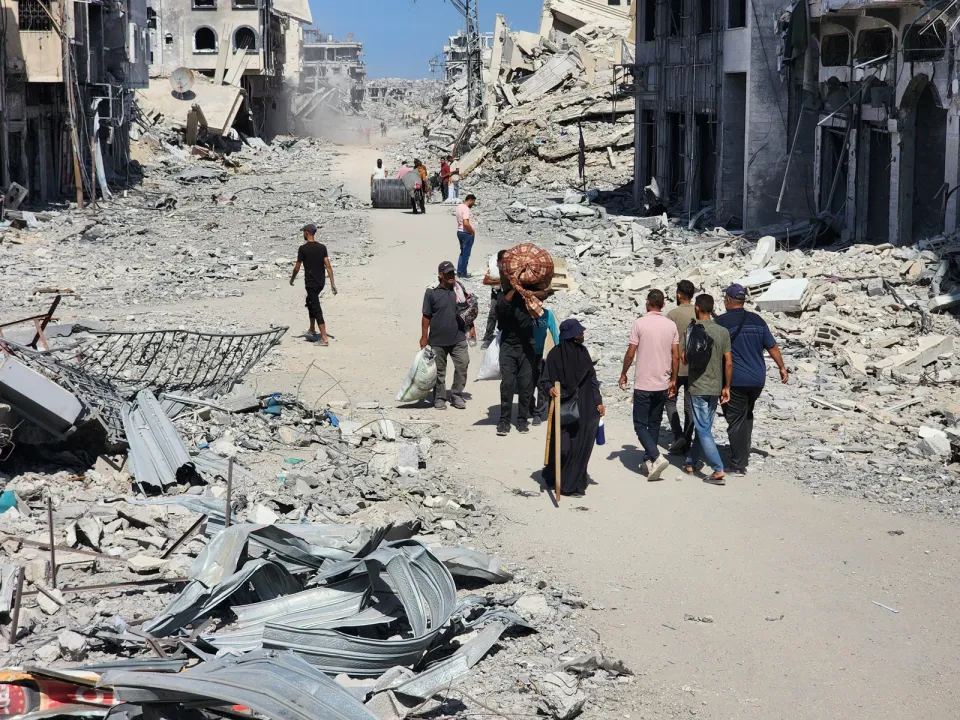 Gazze'de ateşkesin yürürlüğe girmesiyle Filistinliler Han Yunus kentindeki evlerine dönmeye başladı