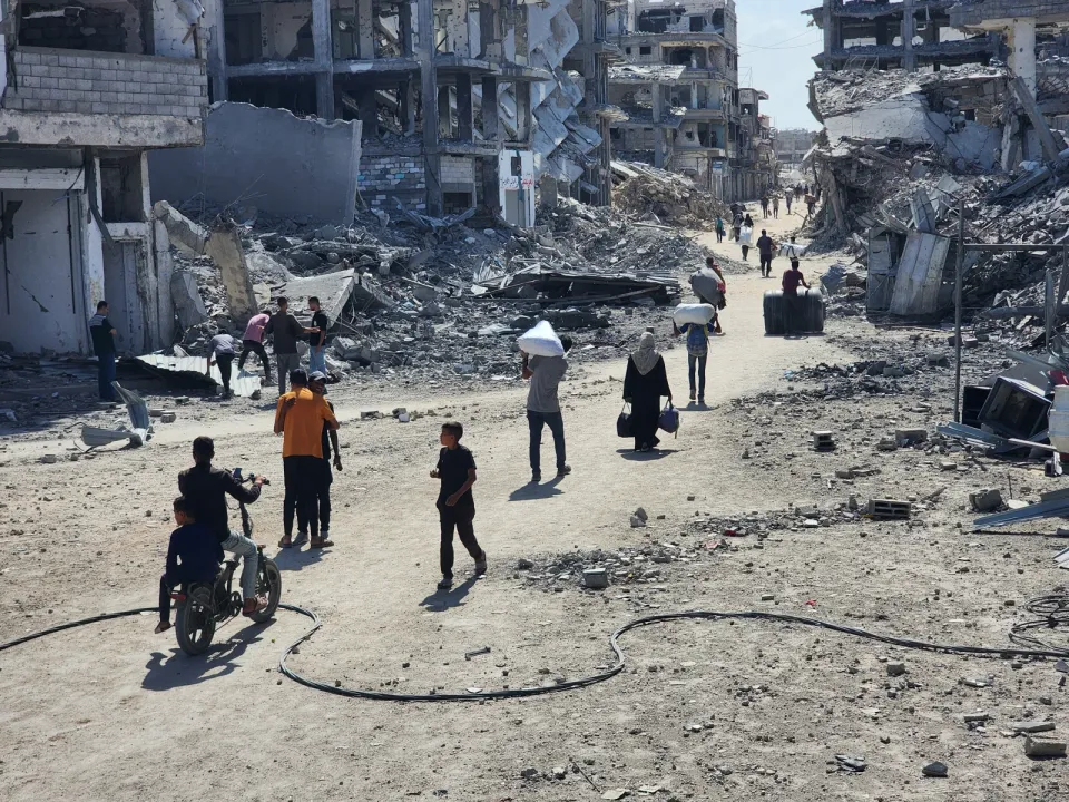 Gazze'de ateşkesin yürürlüğe girmesiyle Filistinliler Han Yunus kentindeki evlerine dönmeye başladı