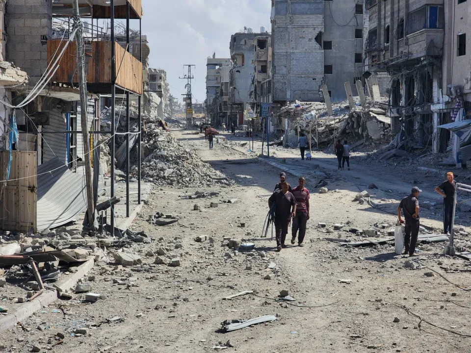 Gazze'de ateşkesin yürürlüğe girmesiyle Filistinliler Han Yunus kentindeki evlerine dönmeye başladı