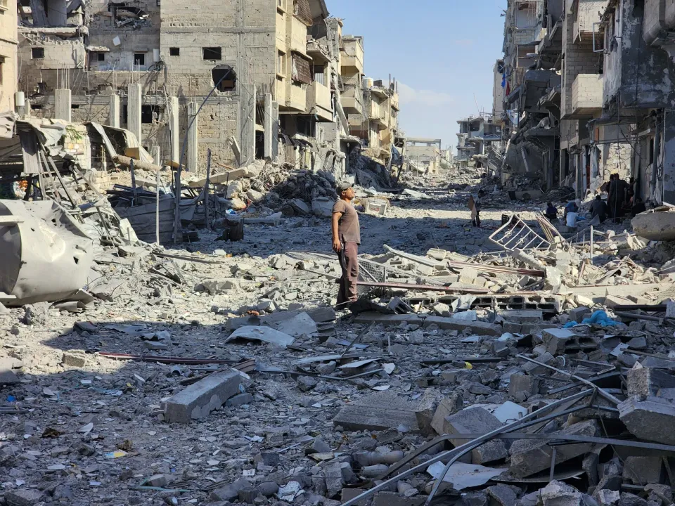 Gazze'de ateşkesin yürürlüğe girmesiyle Filistinliler Han Yunus kentindeki evlerine dönmeye başladı