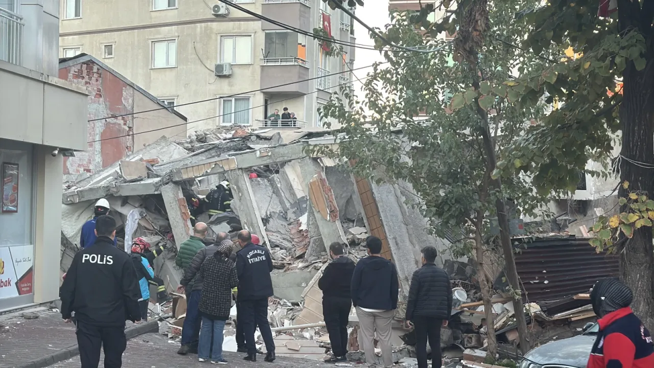 Kocaeli'de 6 katlı bina çöktü