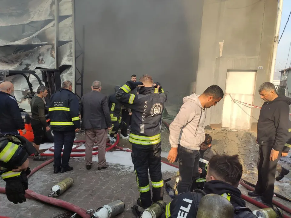 Kocaeli'de yangın faciası! Parfüm deposunda çıkan yangında 6 kişi hayatını kaybetti 