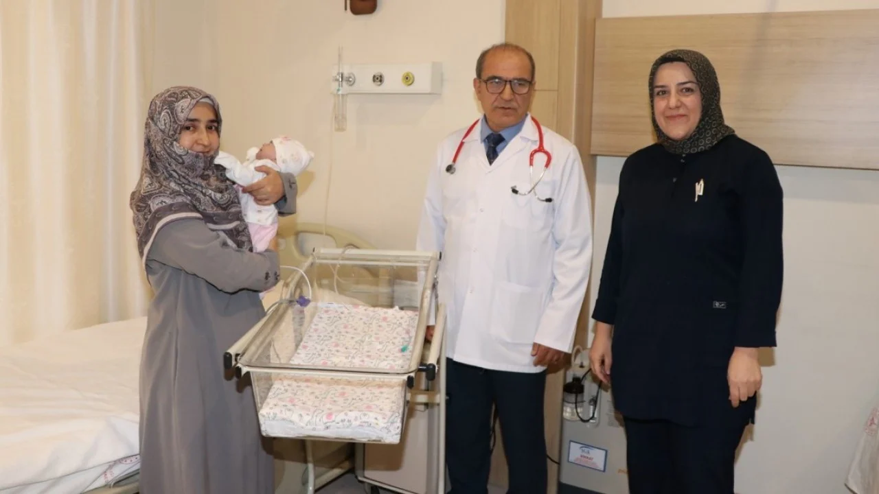 23 Haftalıkken Dünyaya Geldi 465 Gram Doğmuştu Anne Kucağına Kavuştu (2)