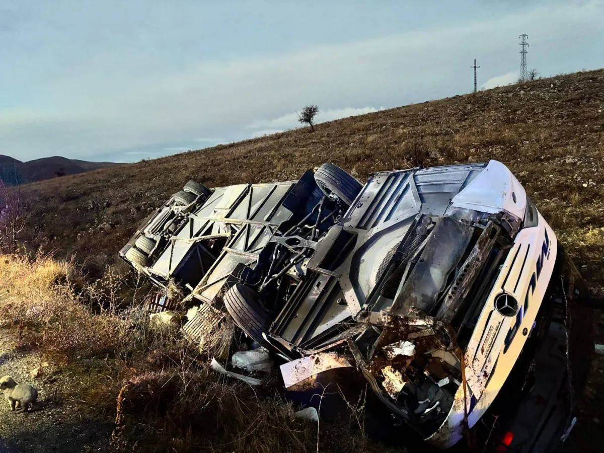 Afyonkarahisar’da Yolcu Otobüsü Devrildi 2 Ölü, 21 Yaralı (1)