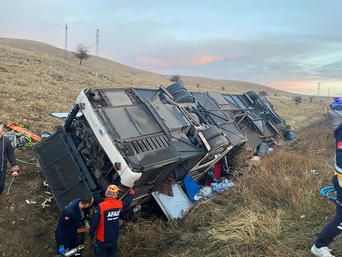 Afyonkarahisar’da Yolcu Otobüsü Devrildi 2 Ölü, 21 Yaralı (2)