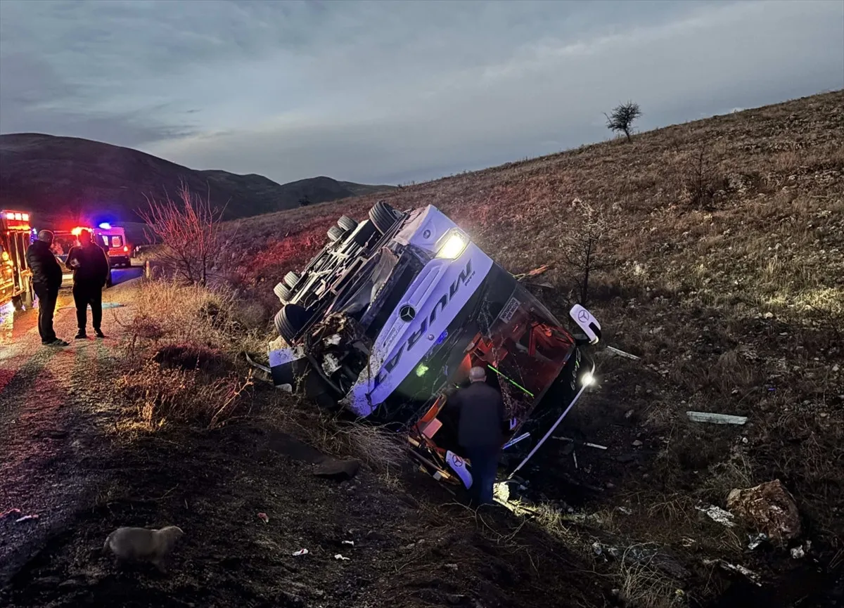 Afyonkarahisar’da Yolcu Otobüsü Devrildi 2 Ölü, 21 Yaralı (4)