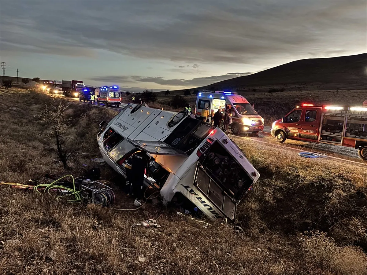 Afyonkarahisar’da Yolcu Otobüsü Devrildi 2 Ölü, 21 Yaralı (5)