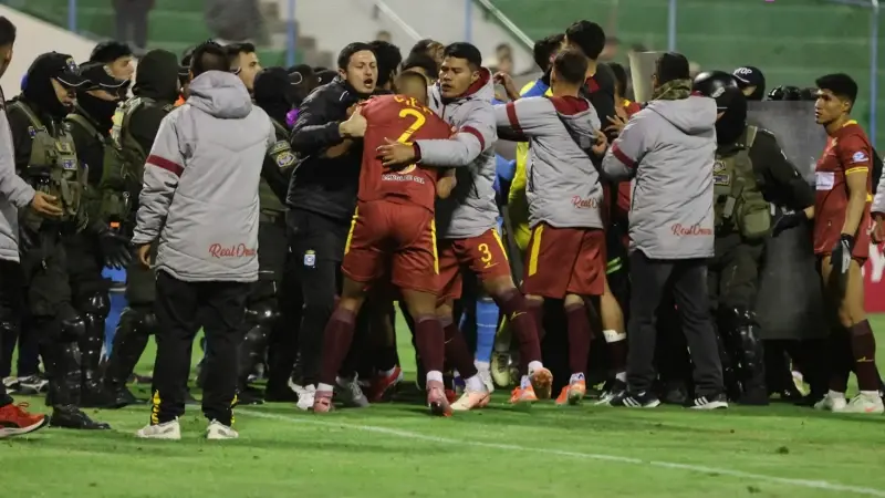 Çılgın Maçta 17 Kırmızı Kart Çıktı Futbol Sahasında Yumruk Şovu! (2)-1