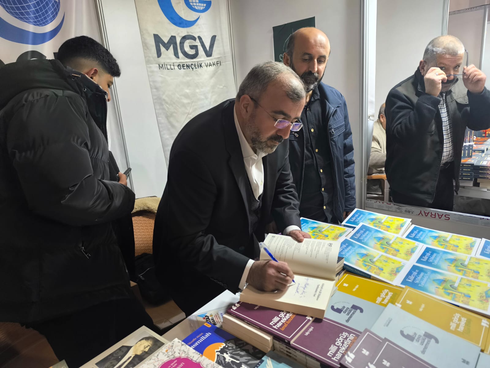 Dr. Talip Tuğrul, Elazığ Kitap Fuarında Okurlarıyla Buluştu4