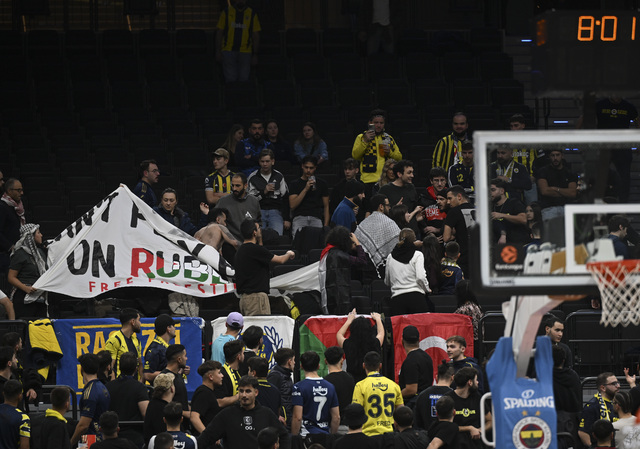 Fenerbahçe Taraftarından İsrail Tepkisi! Euroleague'deki Maça Filistin Mesajı Damga Vurdu (11)