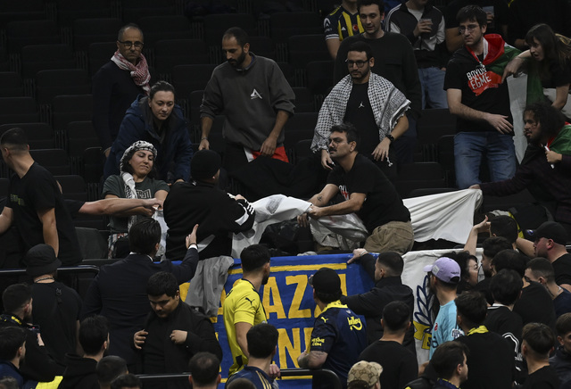 Fenerbahçe Taraftarından İsrail Tepkisi! Euroleague'deki Maça Filistin Mesajı Damga Vurdu (9)
