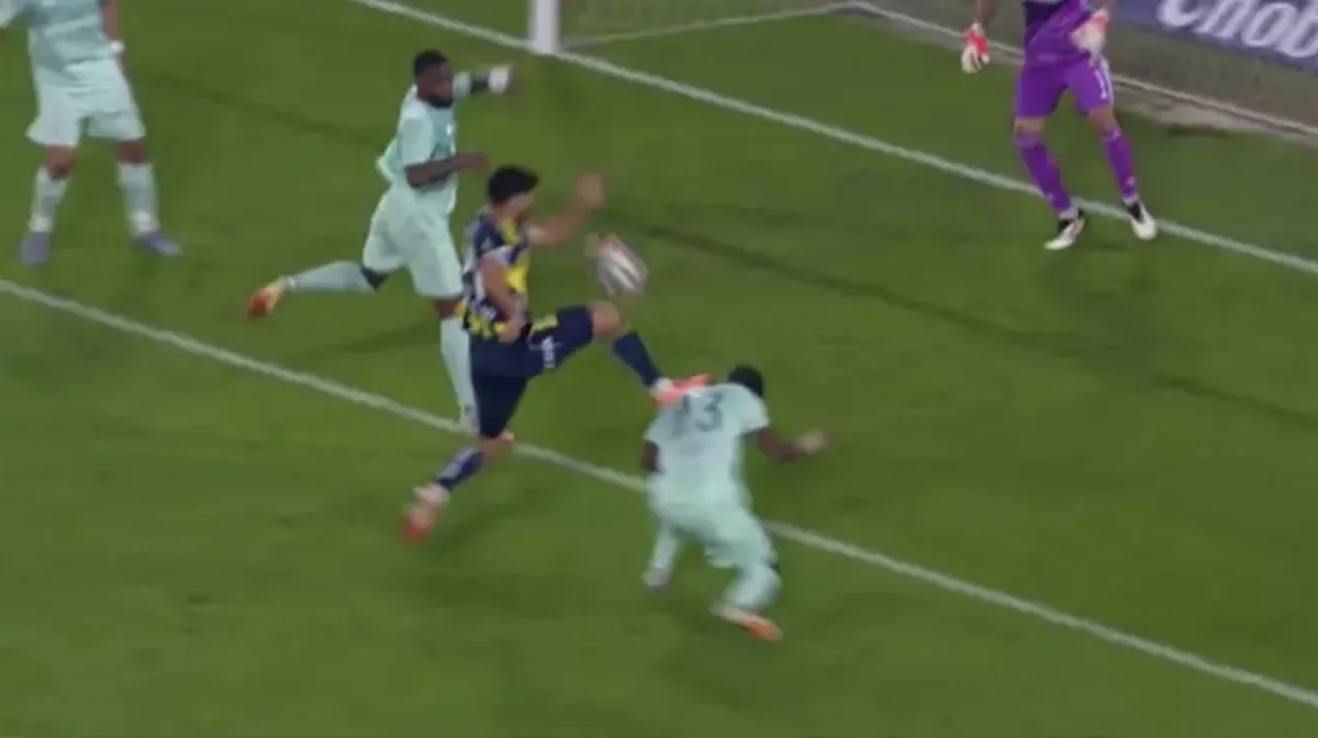 Galatasaray'ın Golü Ofsayt Mı, Fenerbahçe'ye Kırmızı Kart Çıkmalı Mıydı Dev Maçların Tartışmalı Hakem Kararları (2)-2