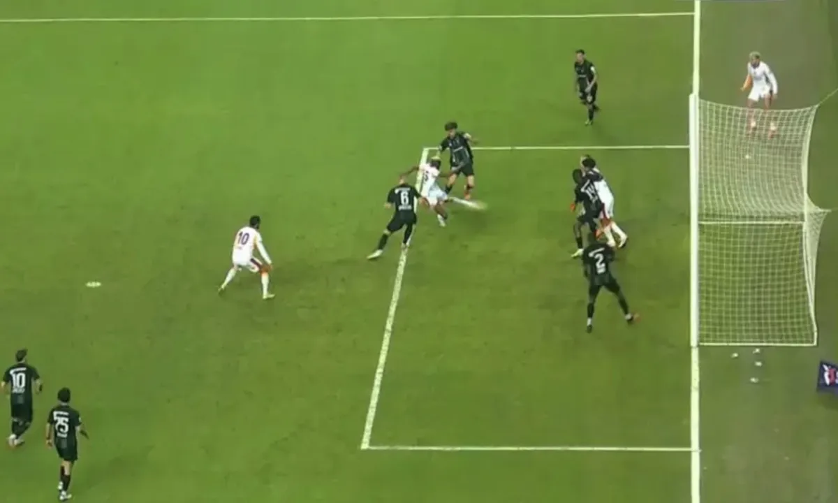 Galatasaray'ın Golü Ofsayt Mı, Fenerbahçe'ye Kırmızı Kart Çıkmalı Mıydı Dev Maçların Tartışmalı Hakem Kararları (3)