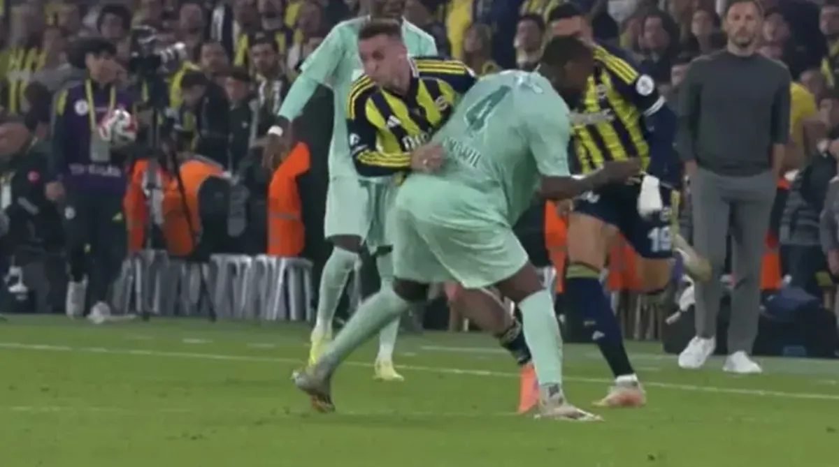 Galatasaray'ın Golü Ofsayt Mı, Fenerbahçe'ye Kırmızı Kart Çıkmalı Mıydı Dev Maçların Tartışmalı Hakem Kararları (4)-1