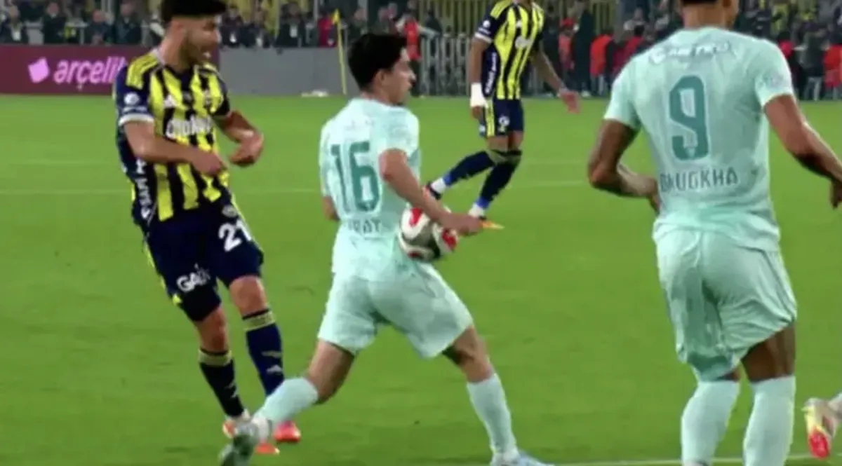 Galatasaray'ın Golü Ofsayt Mı, Fenerbahçe'ye Kırmızı Kart Çıkmalı Mıydı Dev Maçların Tartışmalı Hakem Kararları (5)