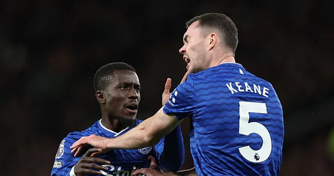 Takım Arkadaşına Tokat Attı! Kırmızı Kart Gördü (1)-1