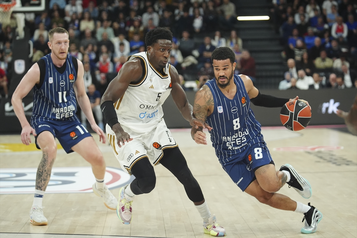 Anadolu Efes Son Çeyrekte Yıkıldı! Dubai Affetmedi (2)