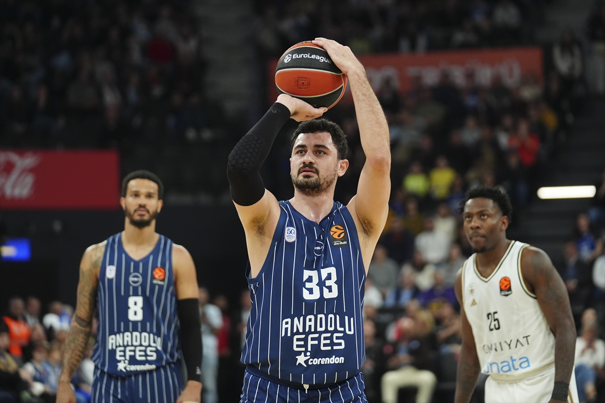 Anadolu Efes Son Çeyrekte Yıkıldı! Dubai Affetmedi (9)