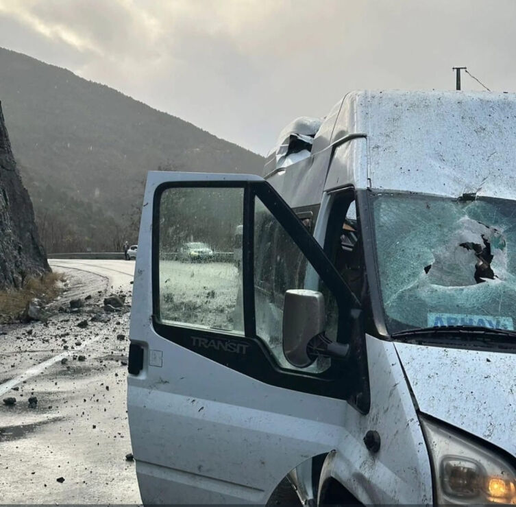 Artvin’de Facianın Eşiği Minibüse Kaya Yağdı, Tavan Çöktü (1)