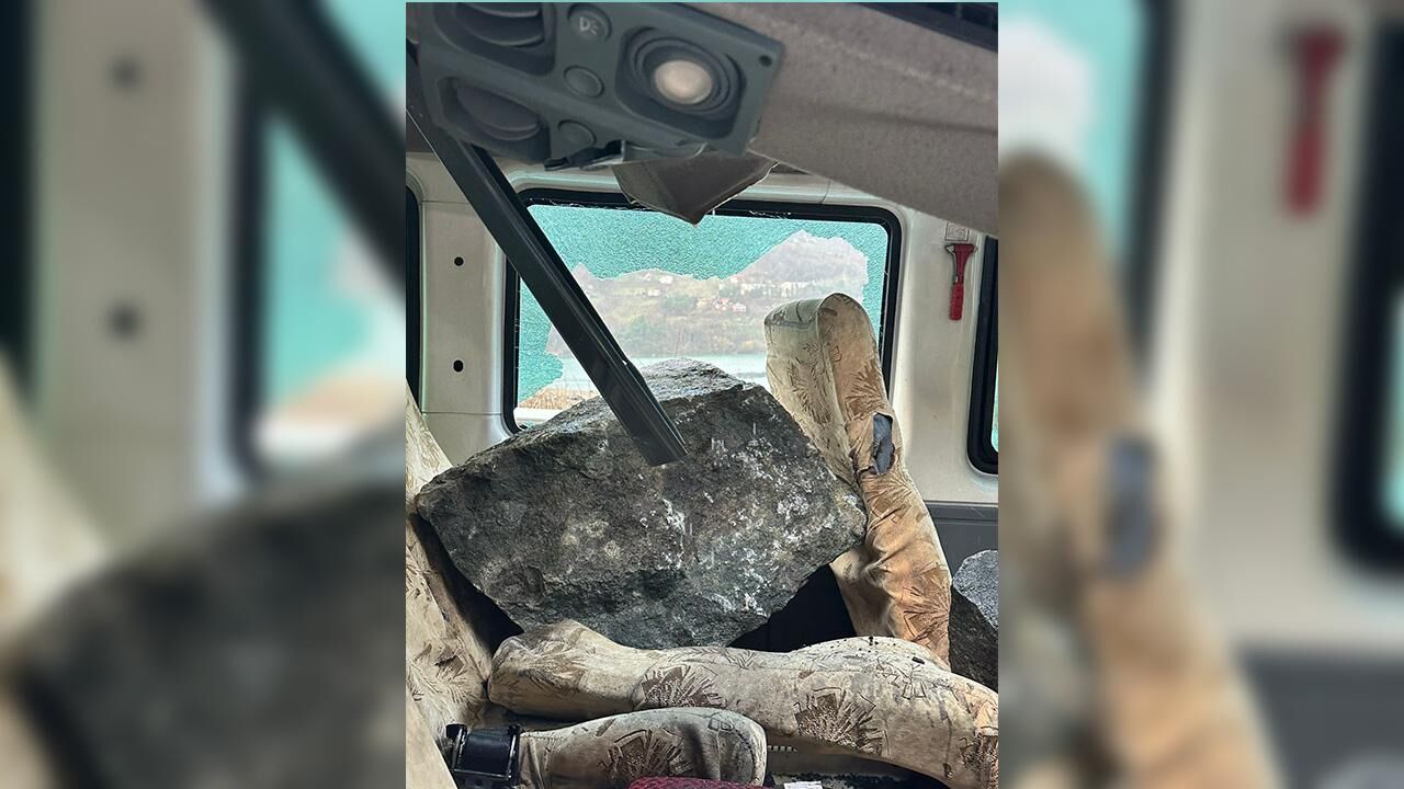 Artvin’de Facianın Eşiği Minibüse Kaya Yağdı, Tavan Çöktü (2)