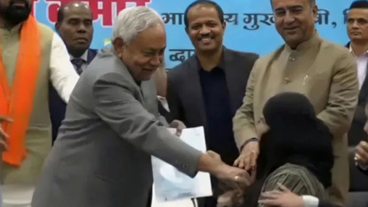 Bihar Başbakanı, Müslüman Doktorun Peçesine Saldırdı!