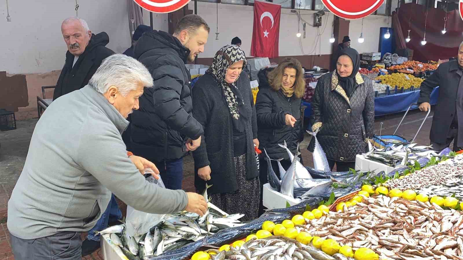 Bolu Pazarı'nda Hamsi Krizi Fırtına Vurdu, Balık Fiyatları Uçtu-1