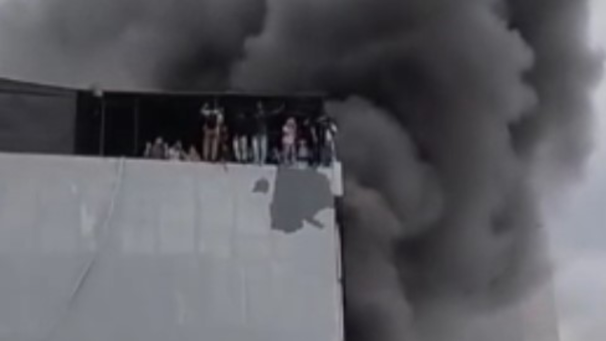 Cakarta’da Can Pazarı 7 Katlı Bina Yandı, 22 Kişi Öldü!