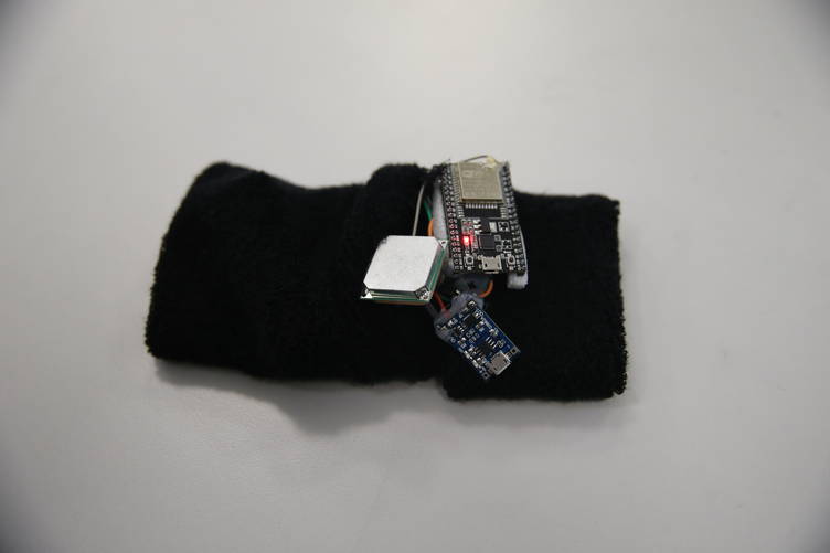 Düşmeyi Algılayıp Uyarı Gönderiyor Üniversite Öğrencilerinden Akıllı Denge Bilekliği S-1