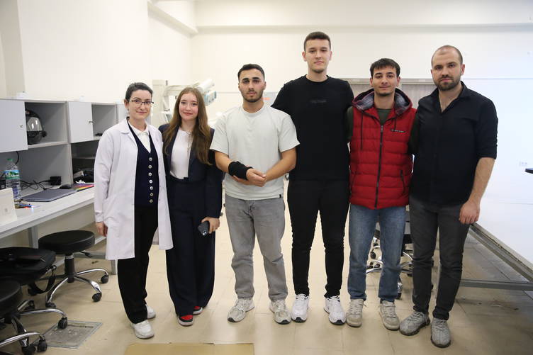 Düşmeyi Algılayıp Uyarı Gönderiyor Üniversite Öğrencilerinden Akıllı Denge Bilekliği S (2)