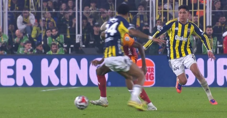 Fenerbahçe Galatasaray Maçındaki O Pozisyona Dikkat! Derbinin Tartışmalı Hakem Kararları! (10)