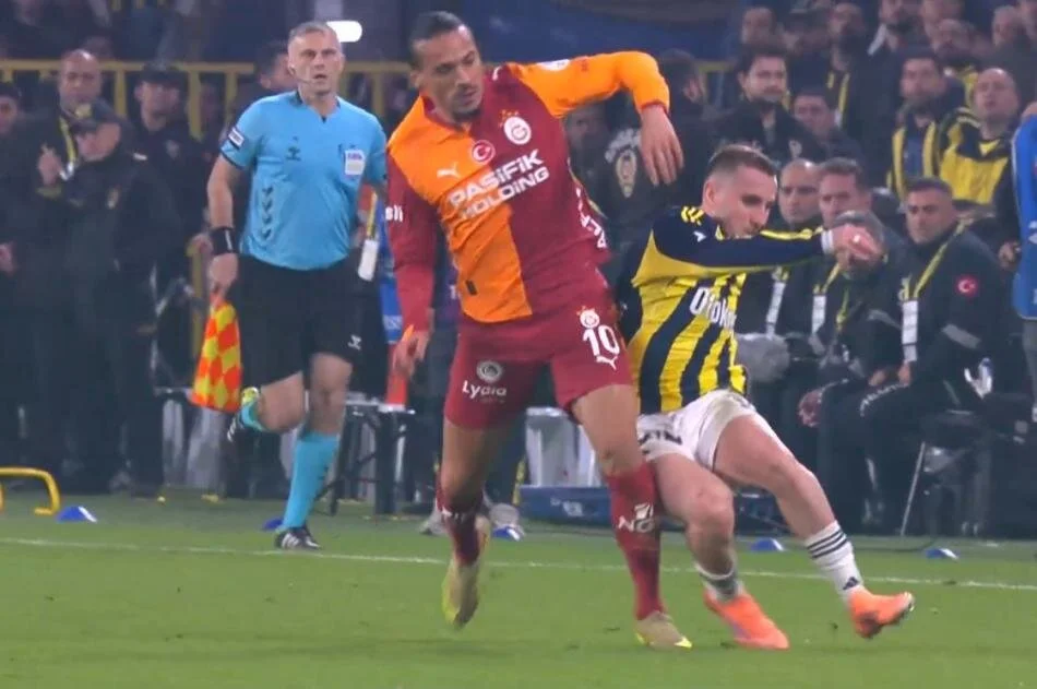 Fenerbahçe Galatasaray Maçındaki O Pozisyona Dikkat! Derbinin Tartışmalı Hakem Kararları! (11)