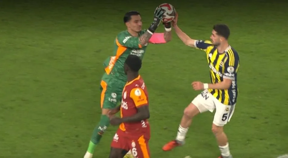 Fenerbahçe Galatasaray Maçındaki O Pozisyona Dikkat! Derbinin Tartışmalı Hakem Kararları! (12)