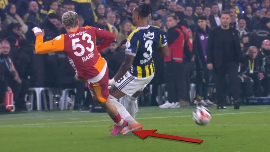 Fenerbahçe Galatasaray Maçındaki O Pozisyona Dikkat! Derbinin Tartışmalı Hakem Kararları! (13)