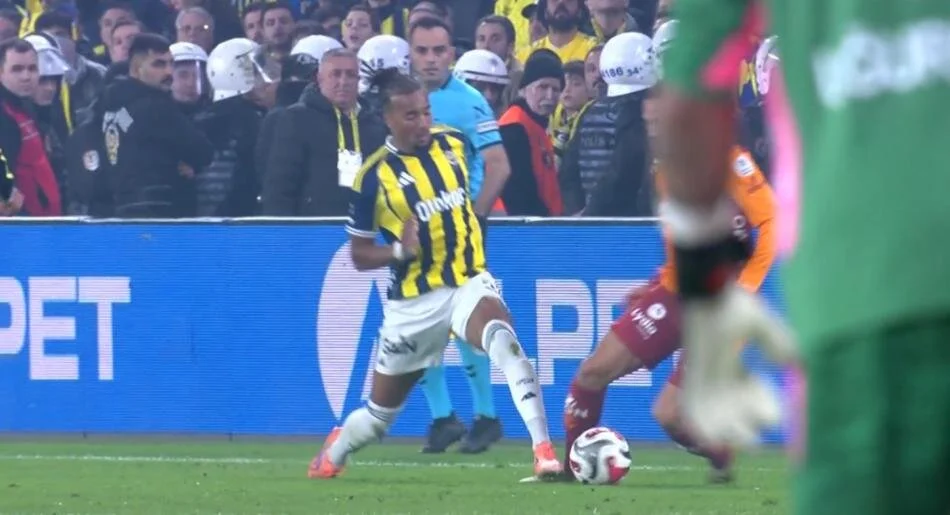 Fenerbahçe Galatasaray Maçındaki O Pozisyona Dikkat! Derbinin Tartışmalı Hakem Kararları! (15)