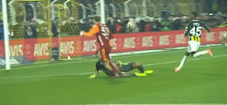 Fenerbahçe Galatasaray Maçındaki O Pozisyona Dikkat! Derbinin Tartışmalı Hakem Kararları! (16)