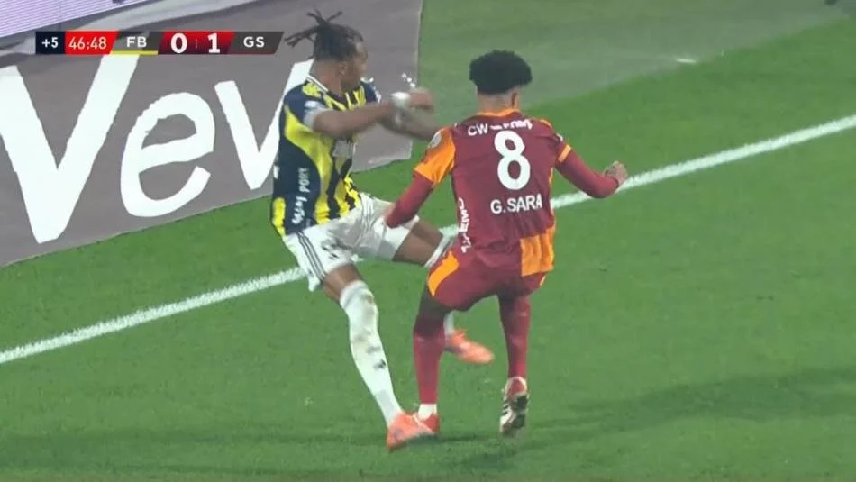 Fenerbahçe Galatasaray Maçındaki O Pozisyona Dikkat! Derbinin Tartışmalı Hakem Kararları! (18)