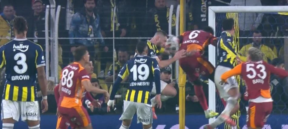 Fenerbahçe Galatasaray Maçındaki O Pozisyona Dikkat! Derbinin Tartışmalı Hakem Kararları! (19)