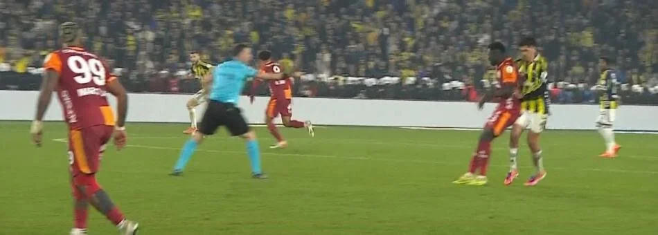 Fenerbahçe Galatasaray Maçındaki O Pozisyona Dikkat! Derbinin Tartışmalı Hakem Kararları! (2)-1